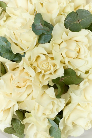 15 белых ажурных роз с эвкалиптом