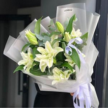 Лилии белые