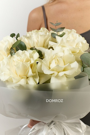 Букет 7 белых ажурных роз с эвкалиптом