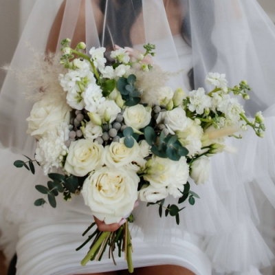 Букет невесты из белых роз и маттиолы